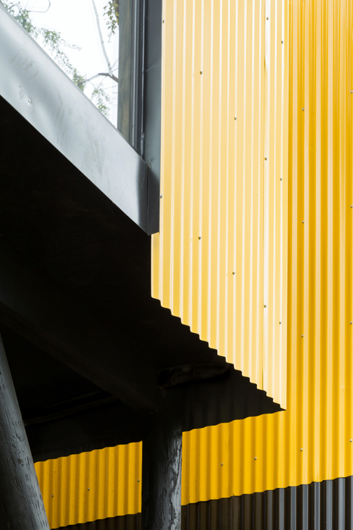 Yellow House — acceso y circulación exterior, arquitecto Alejandro Soffia